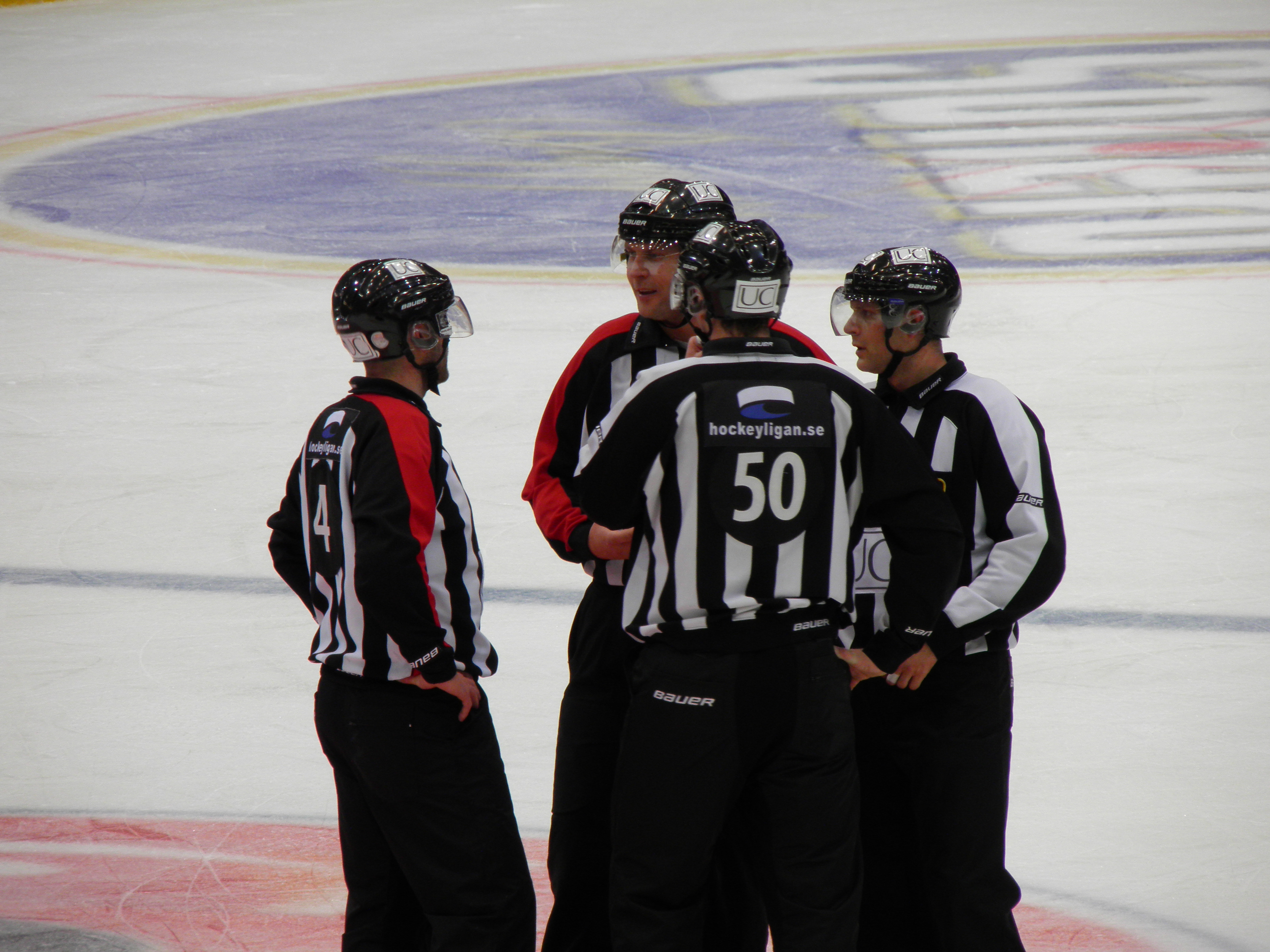 Domarna måste samarbeta bättre på isen - och inte tiga efter matcherna! Foto:Marie Angle/fbkbloggen