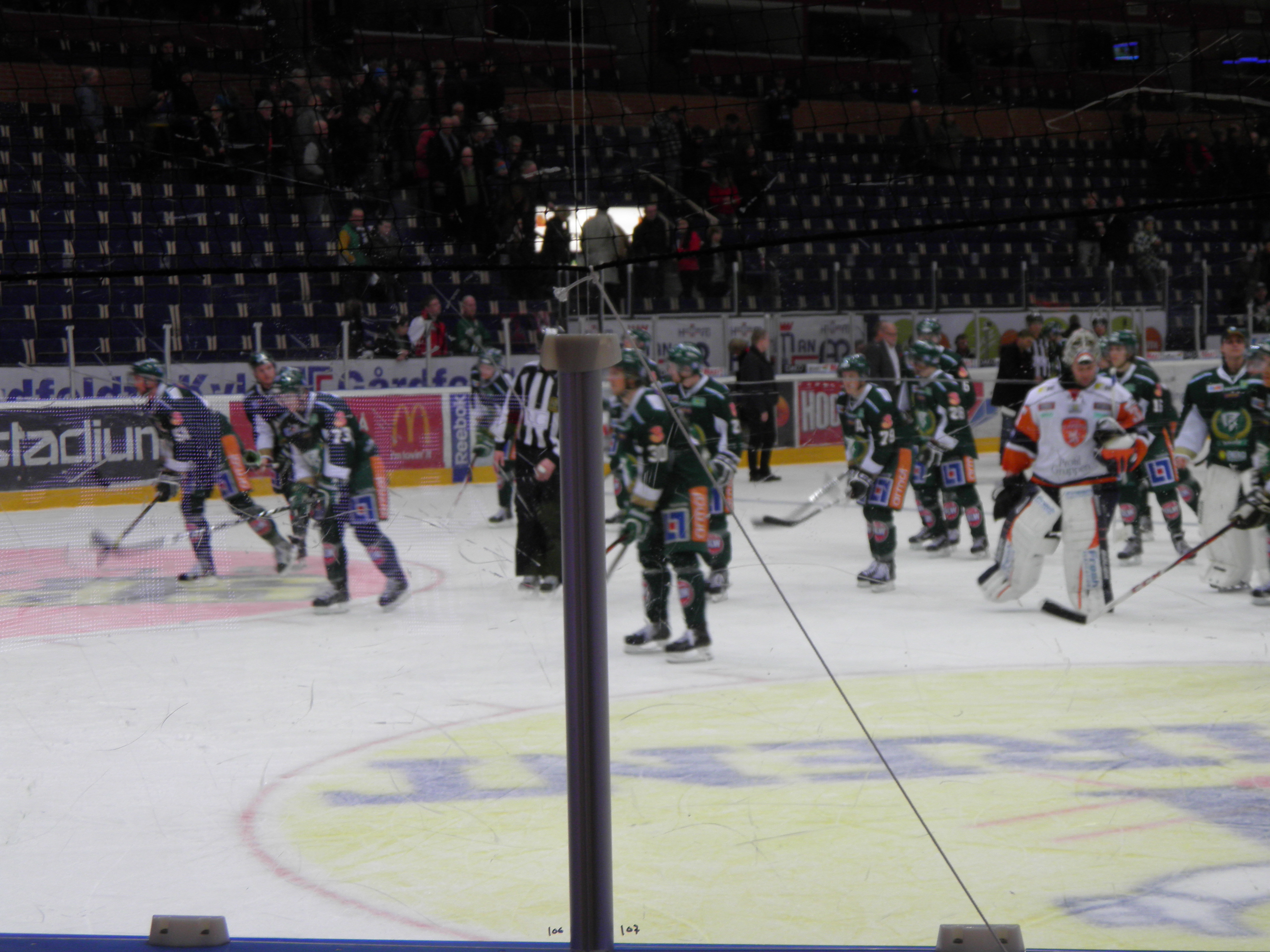 Färjestadsspelarna tackar publiken efter vinsten mot Växjö Foto: Marie Angle/fbkbloggen