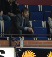Mycket glädjande att Sanny Lindström är så pigg att han orkar se matchen på plats! Vi på bloggen håller tummarna för att läget är på väg åt rätt håll nu! Foto: Robin Angle/fbkbloggen